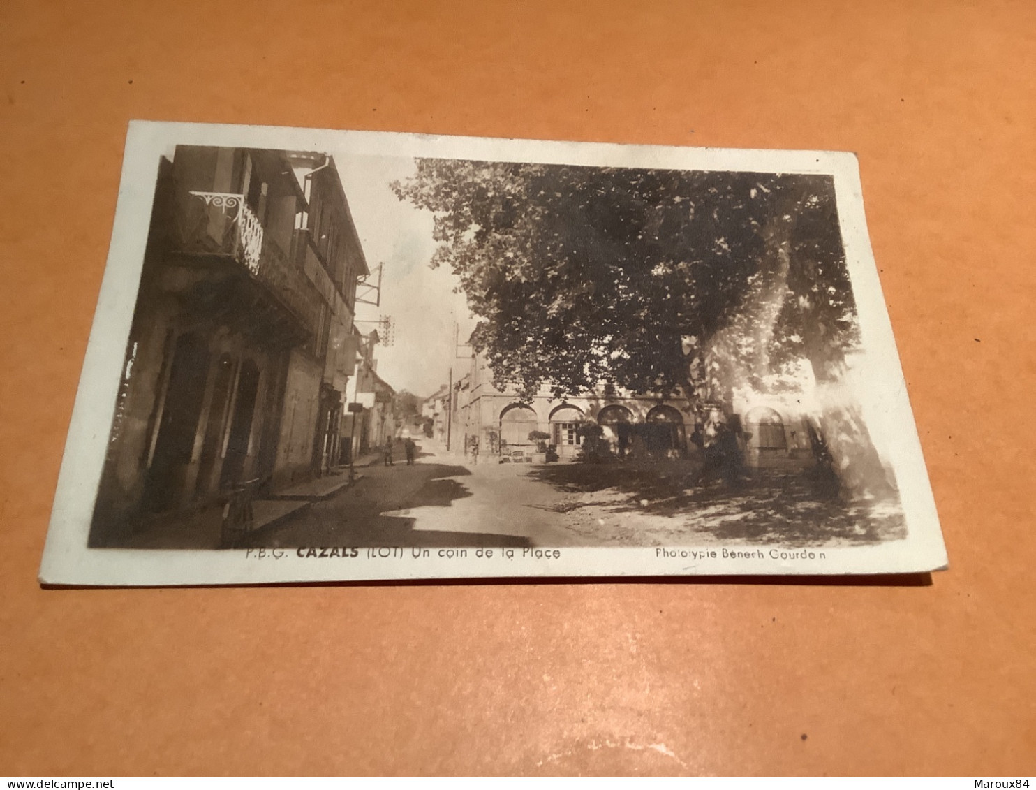 46/ cazals un coin de la place