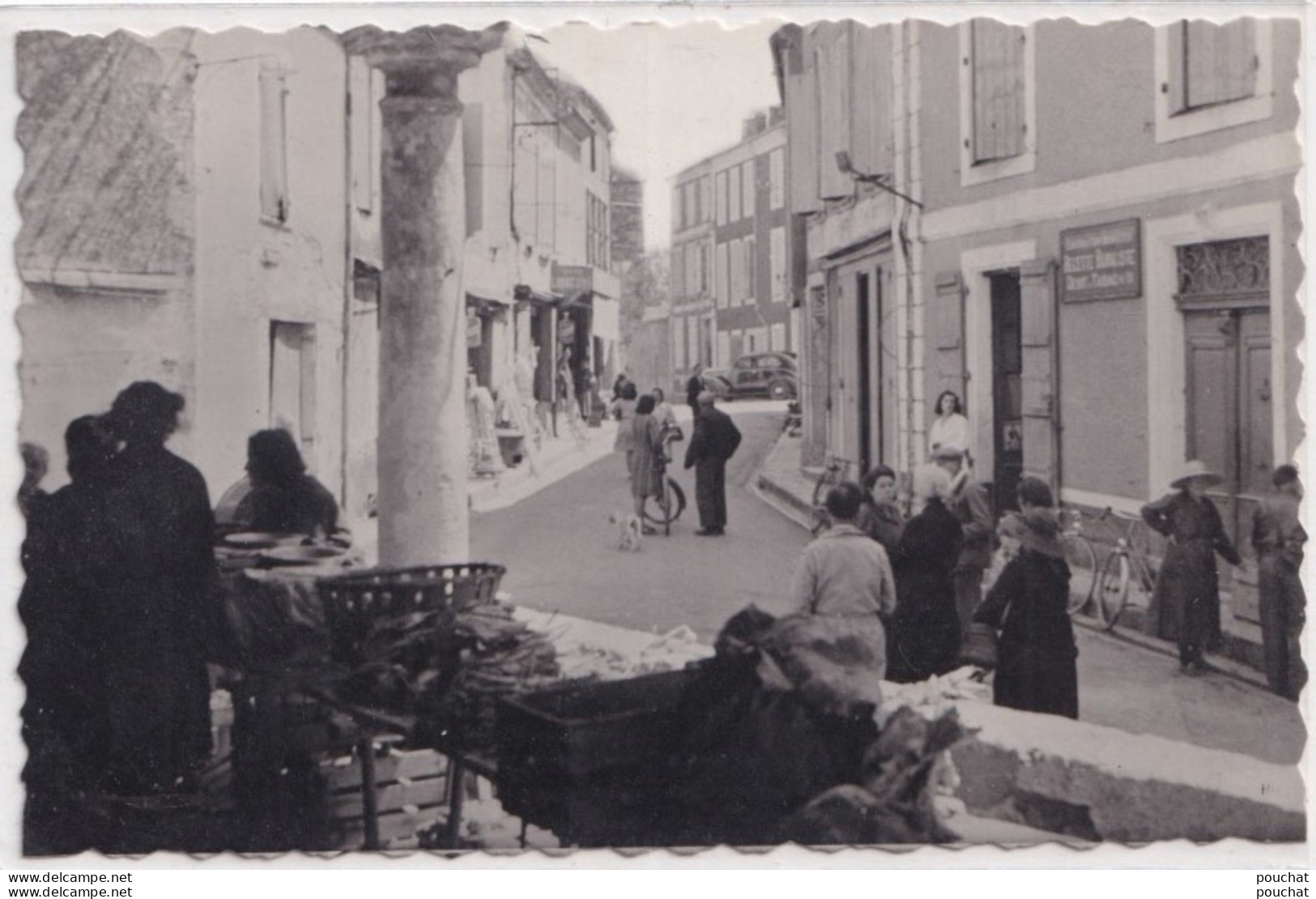 47) LAROQUE - TIMBAULT  - RUE DE LA HALLE - ANIMATION - HABITANTS - MARCHE - ETALS - ( 2 SCANS )