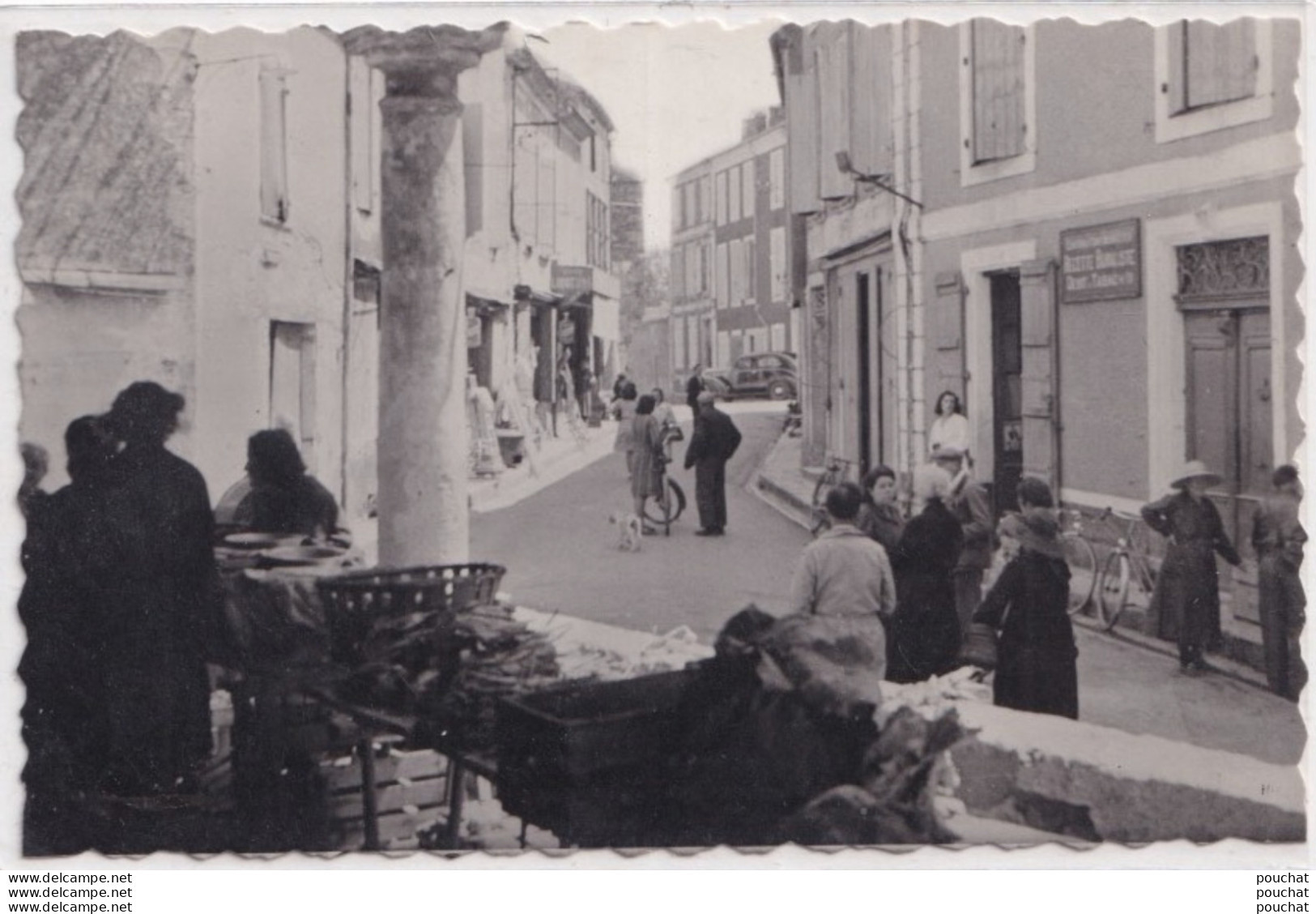 47) LAROQUE - TIMBAULT  - RUE DE LA HALLE - ANIMATION - HABITANTS - MARCHE - ETALS - ( 2 SCANS )