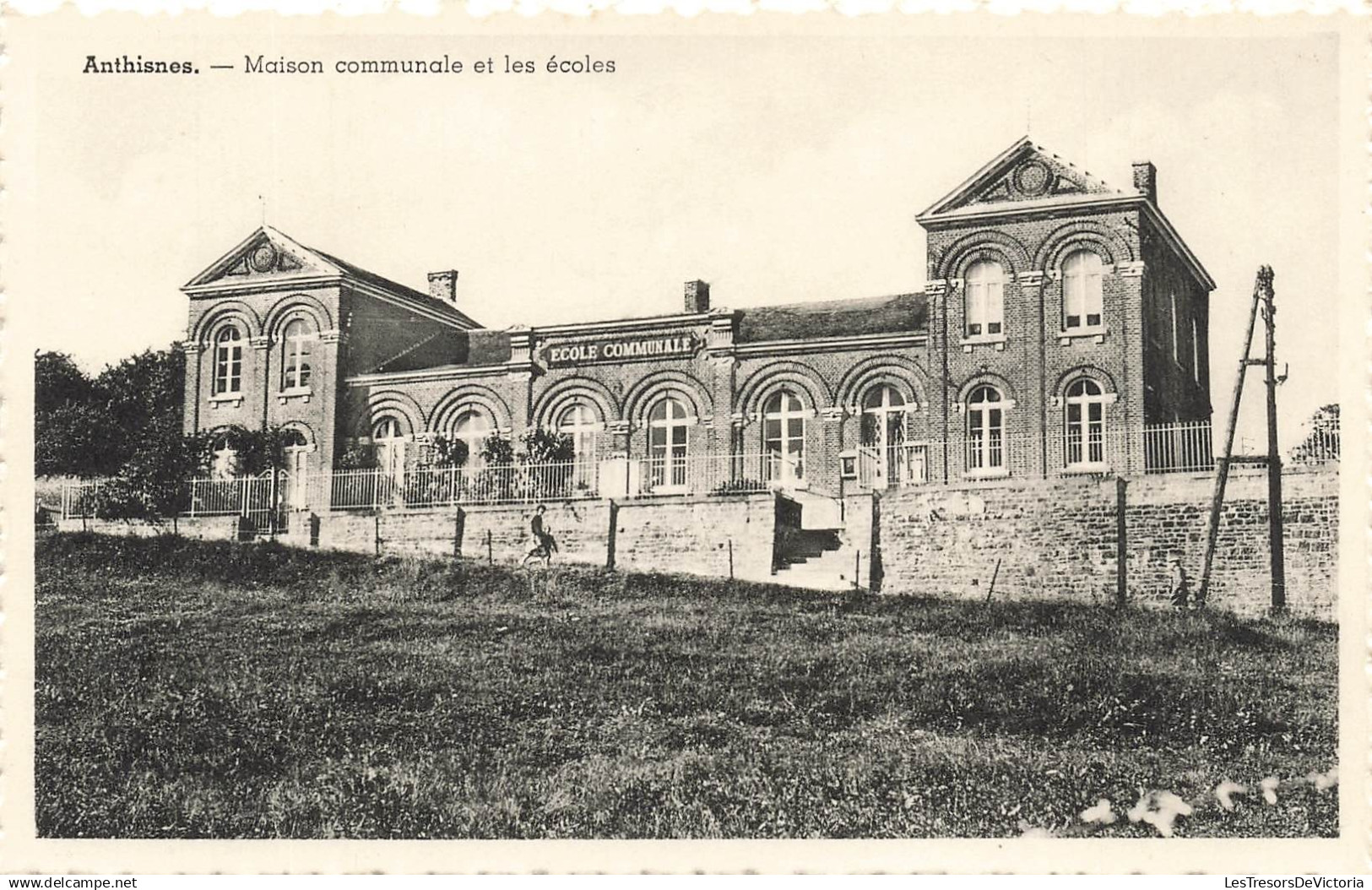 [-5%] BELGIQUE - Anthisnes - Maison communale et les écoles - vue en façade - Carte postale Ancienne