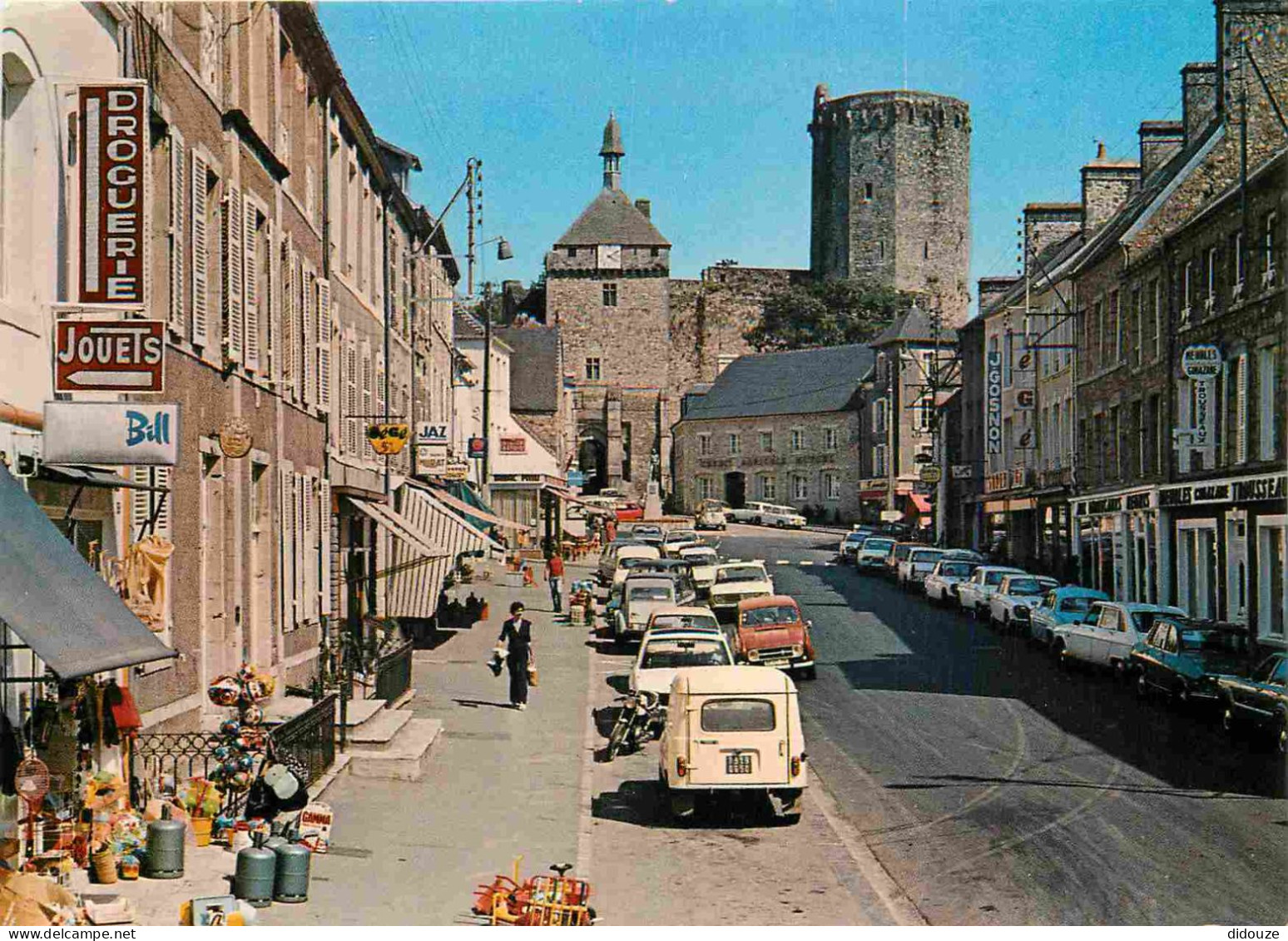 50 - Bricquebec - La Rue de la République et le Donjon - Automobiles - CPM - Voir Scans Recto-Verso