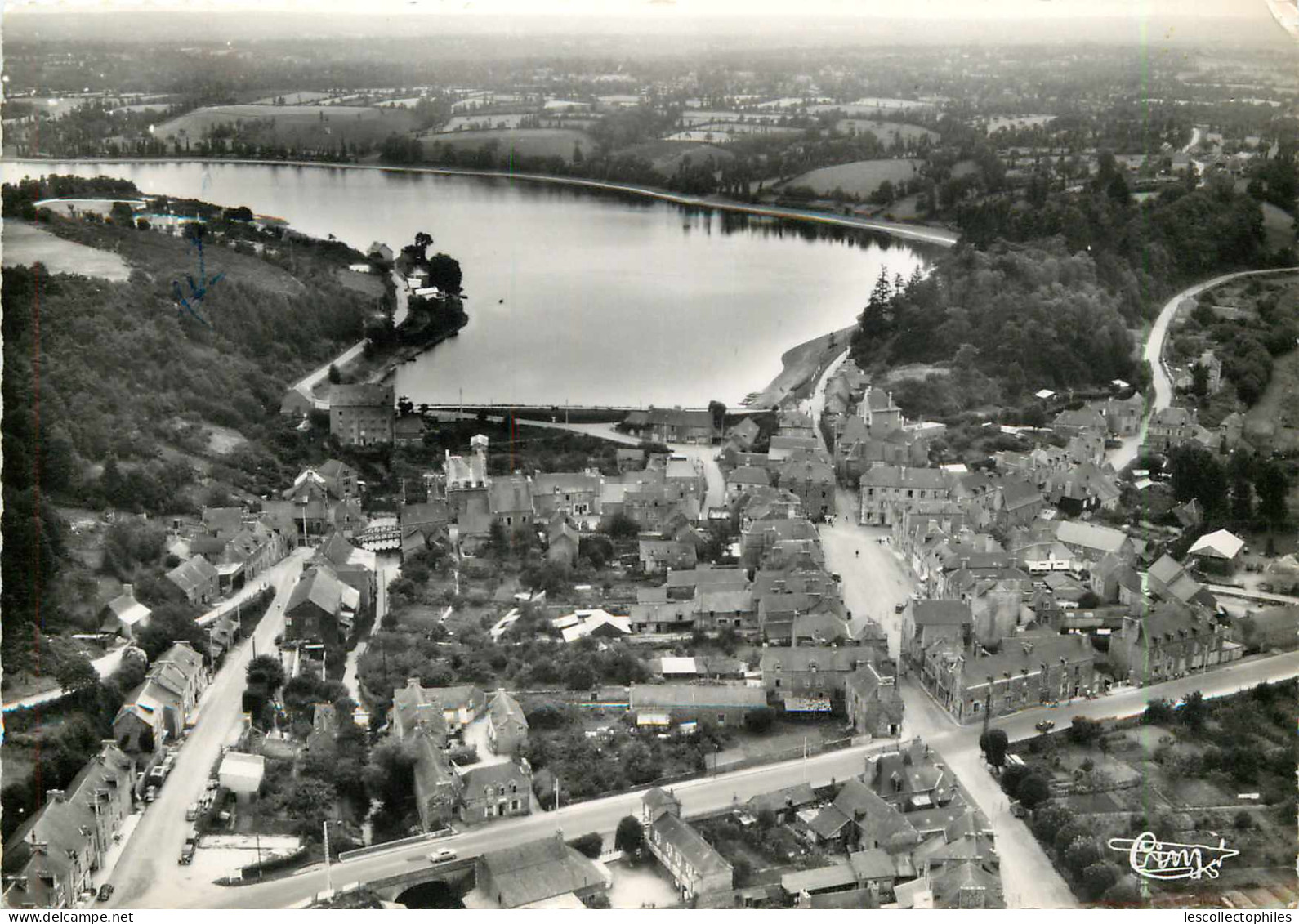 51992 - JUGON LES LACS - CPSM - VUE AERIENNE DU CENTRE VERS L ETANG