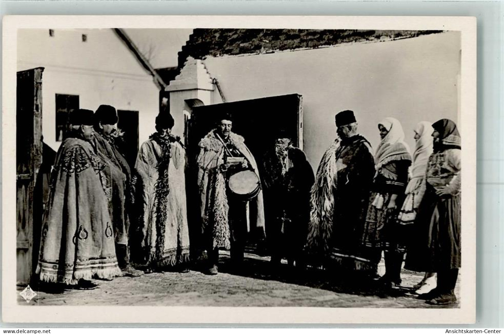 52219734 - Ausrufer im Dorf