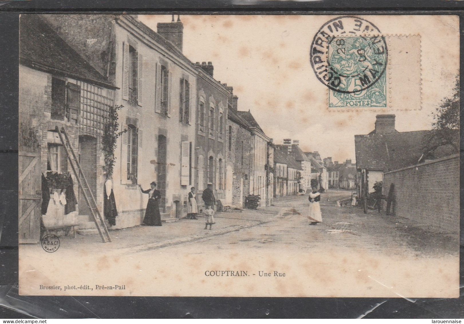 53 - COUPTRAIN - Une Rue