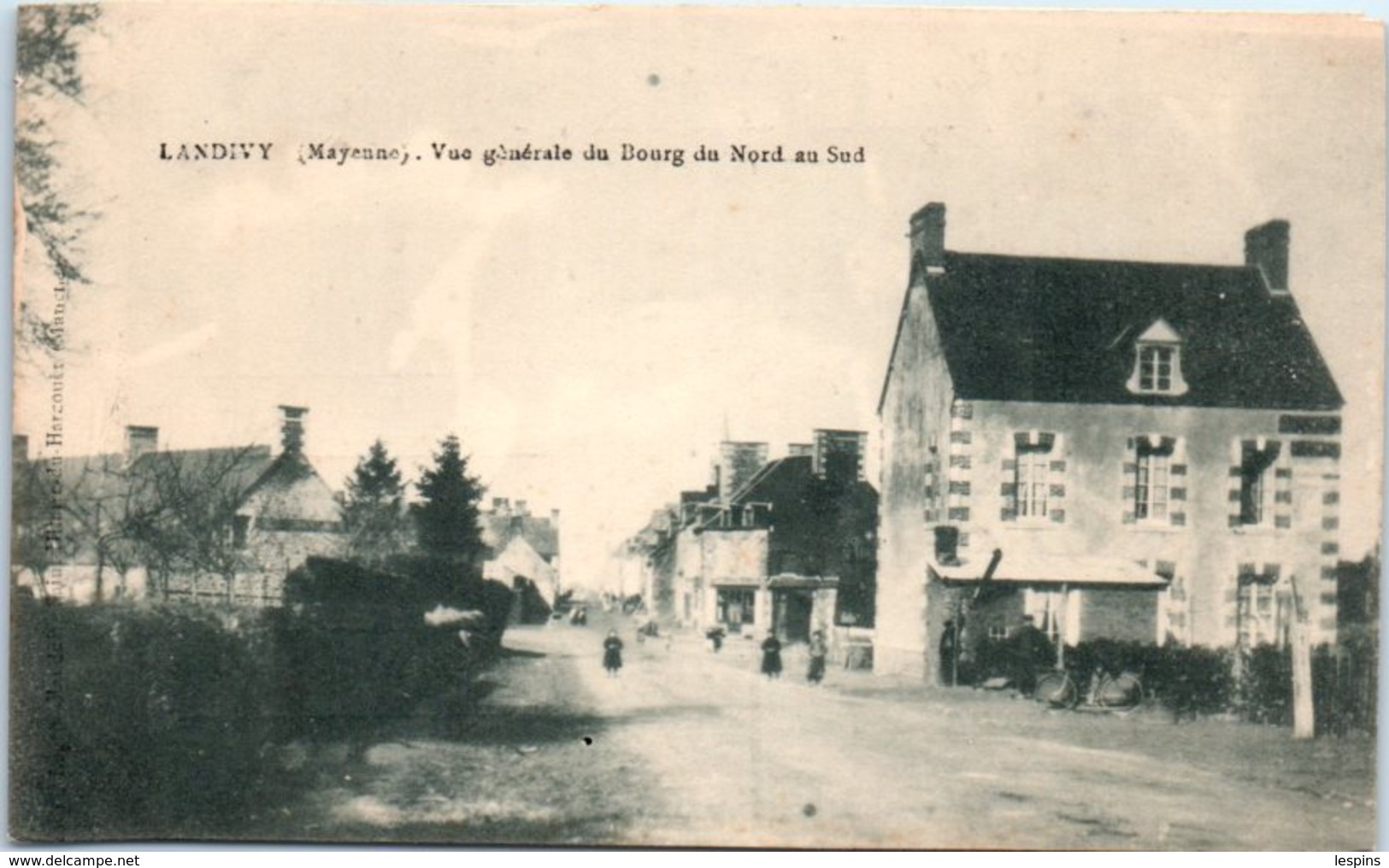 53 - LANDIVY --  Vue générale  du Bourg du nord au sud