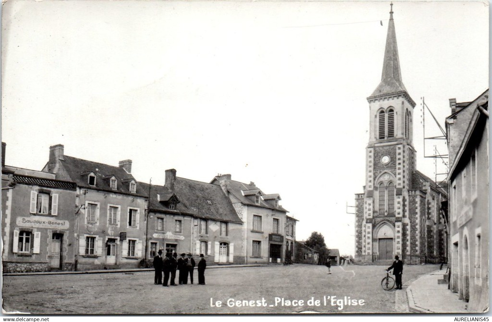 53 LE GENEST - place de l'eglise