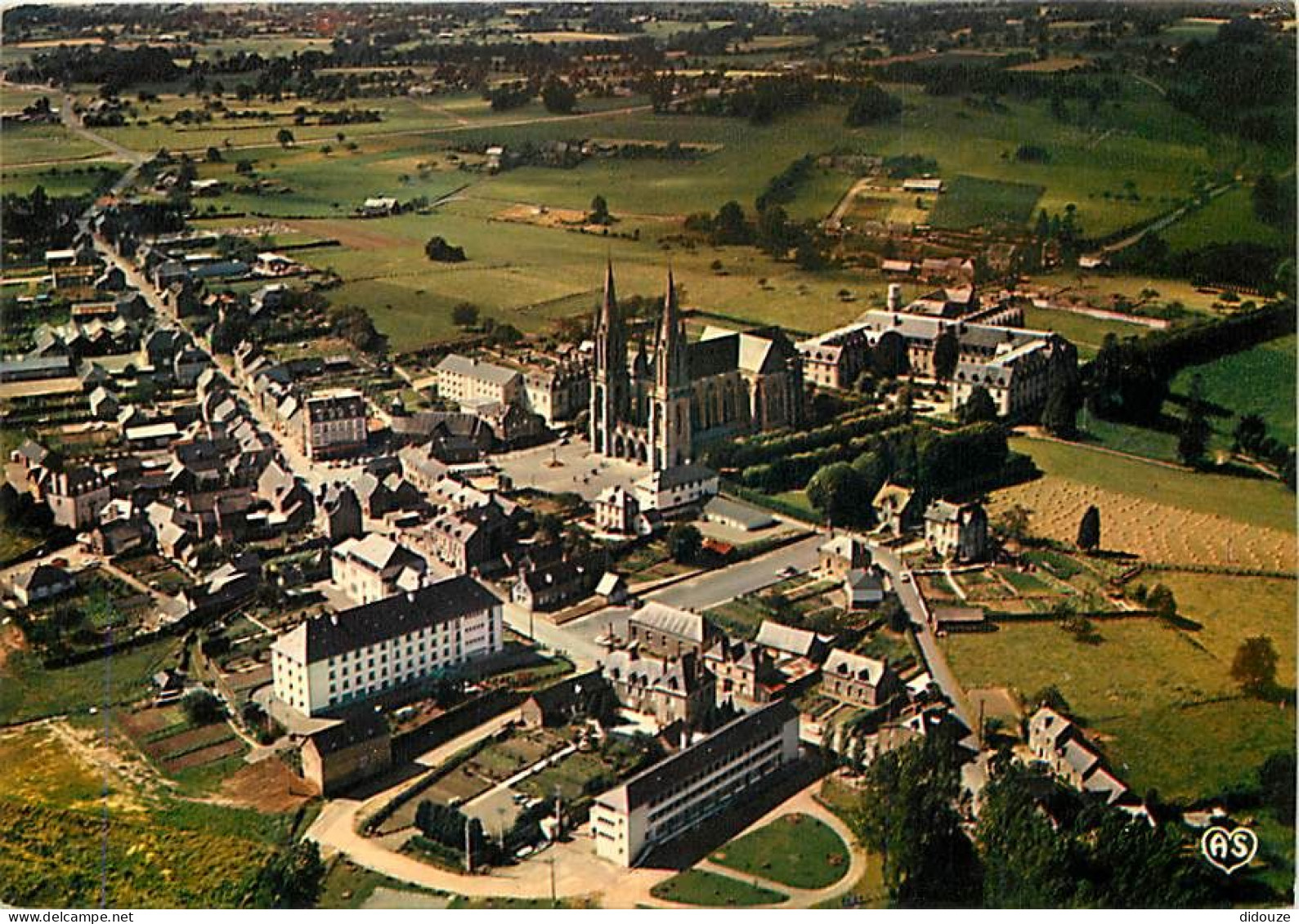 53 - Pontmain - Vue Générale aérienne - CPM - Voir Scans Recto-Verso
