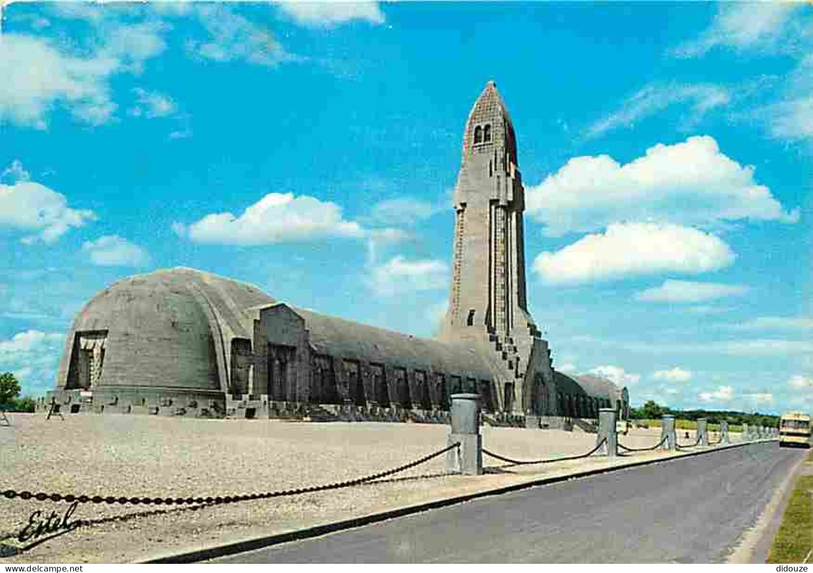 55 - Douaumont - L'Ossuaire de Douaumont - Automobiles - Bus - CPM - Voir Scans Recto-Verso