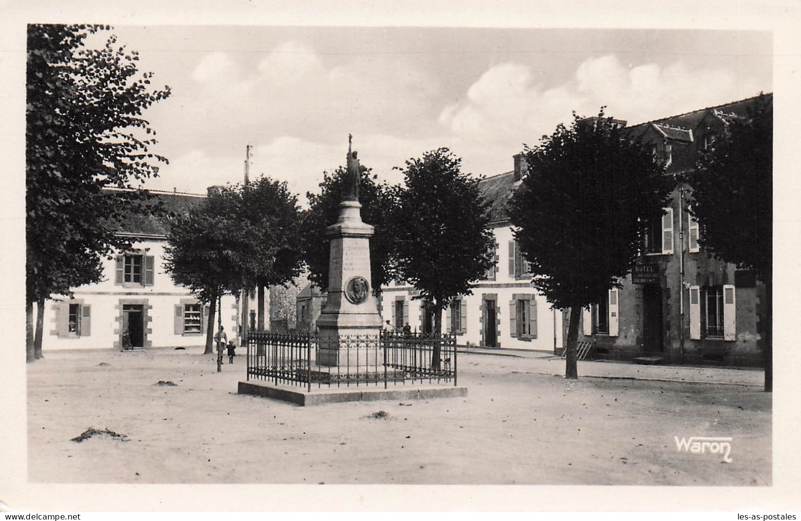 56 CLEGUEREC PLACE ET MONUMENT POBEGUIN