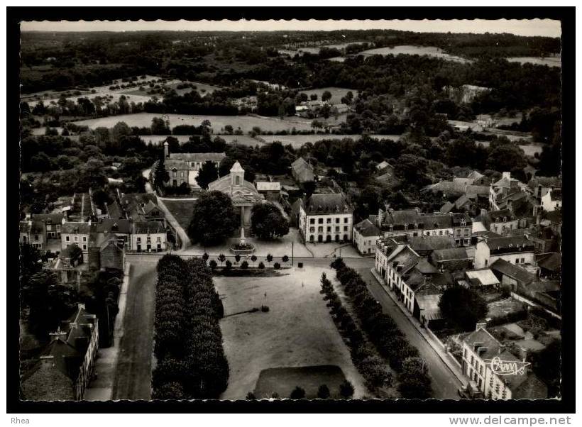 56 La Gacilly LA GACILLY (Morbihan) 310-38 A Vue aérienne - Place du Champ de Foire et l'Eglise D56D C56061C RH003962