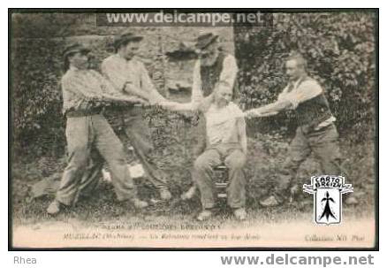 56 Muzillac - 192  MUZILLAC (Morbihan) - Un Rebouteux remettant un bras démis - cpa