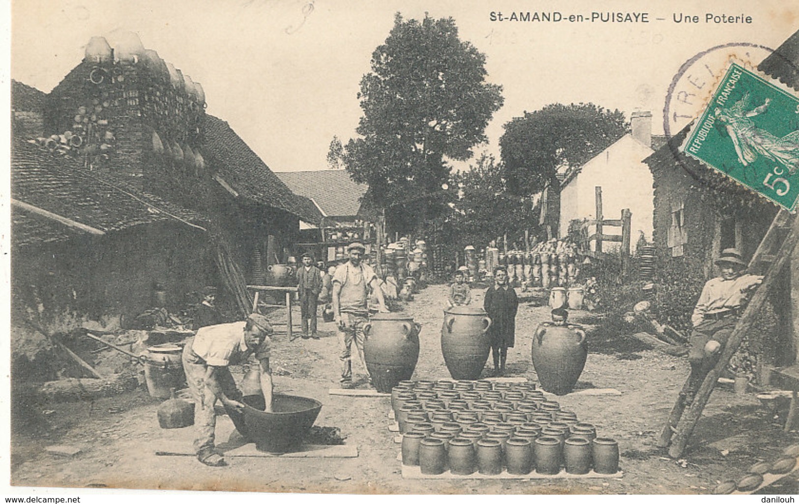 58 // SAINT AMAND EN PUISAYE    une poterie