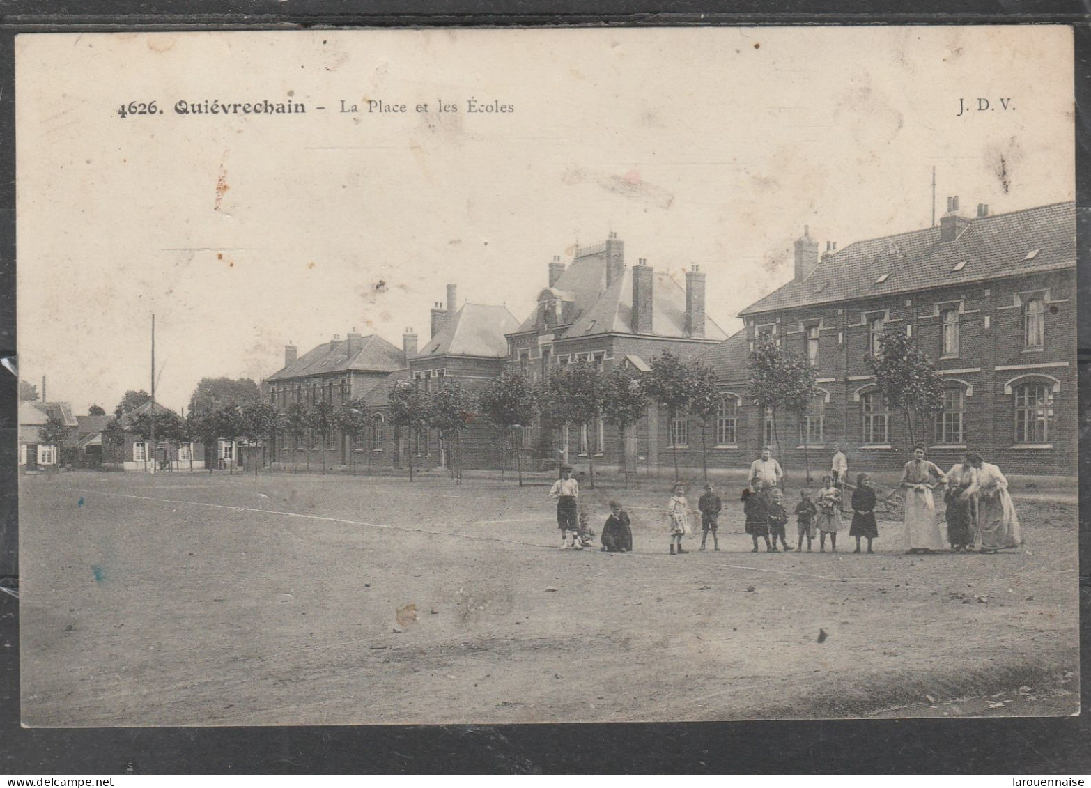 59 - QUIEVRECHAIN - La Place et les Ecoles