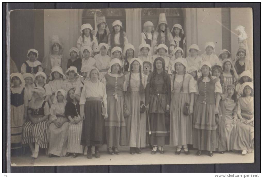60 - Carte Photo  - Jeunes Filles en tenues traditionnelles - A identifier