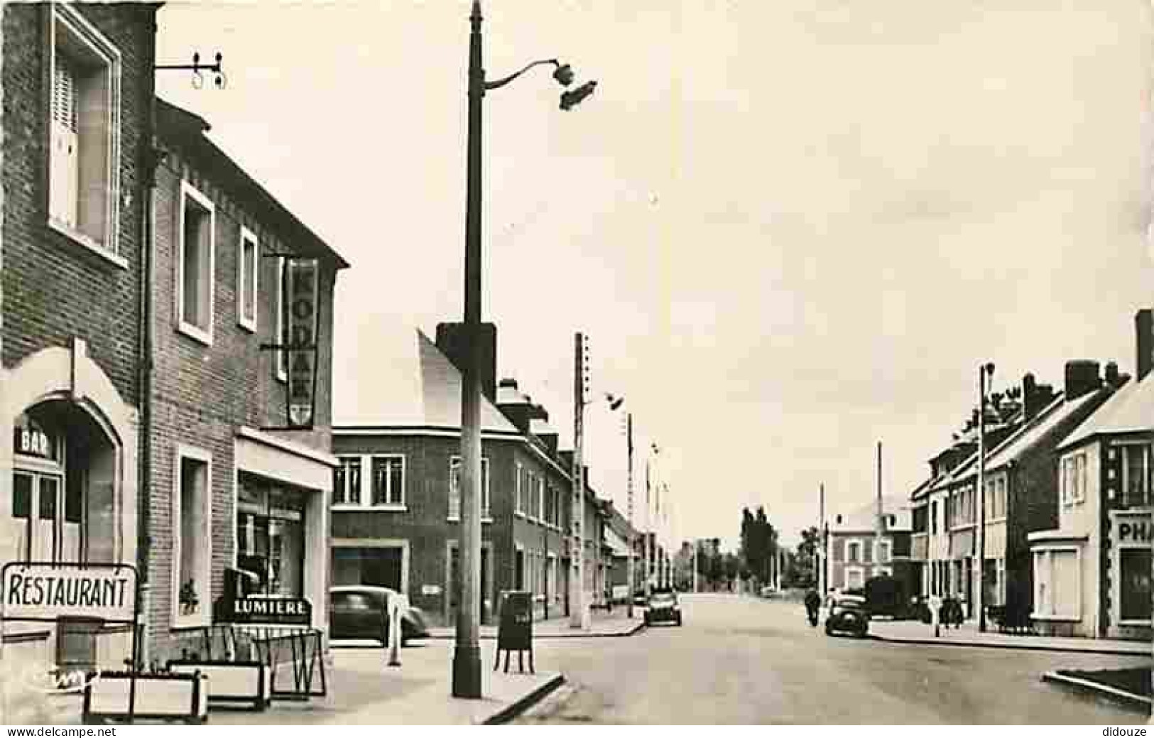 60 - Crèvecoeur le Grand - Rue de Marseille - Automobiles - CPA - Voir Scans Recto-Verso
