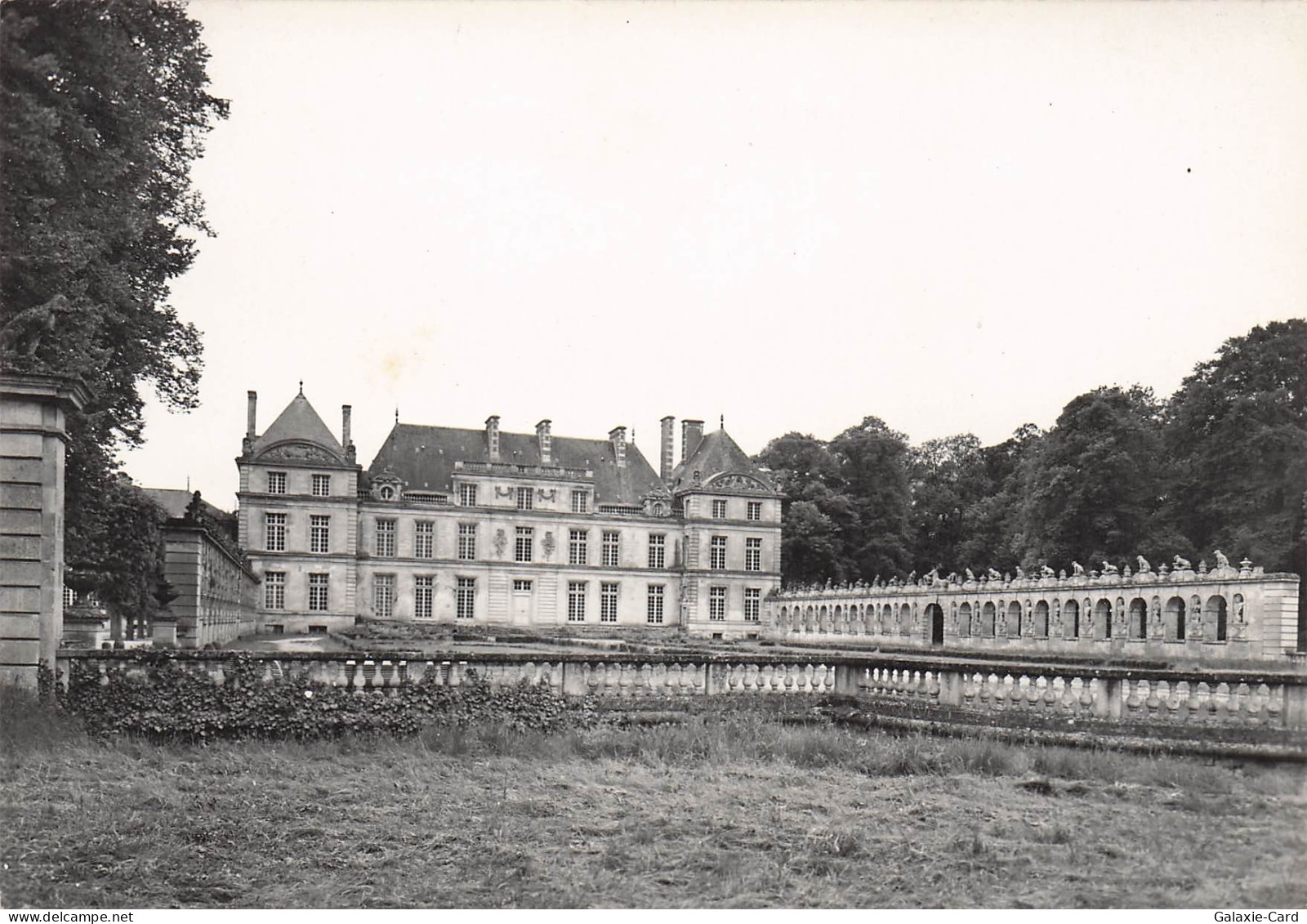 60 RARAY CHATEAU DE RARAY LA COUR D HONNEUR