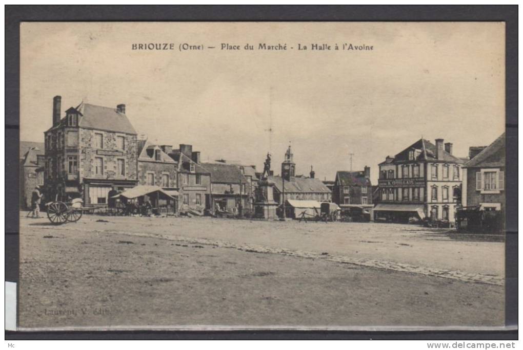 61 - Briouze - Place du Marché - La Halle à l'Avoine