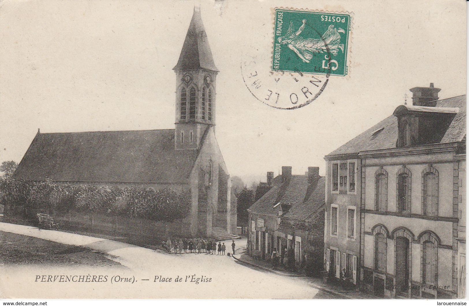 61 - PERVENCHERES -  Place de l'Eglise