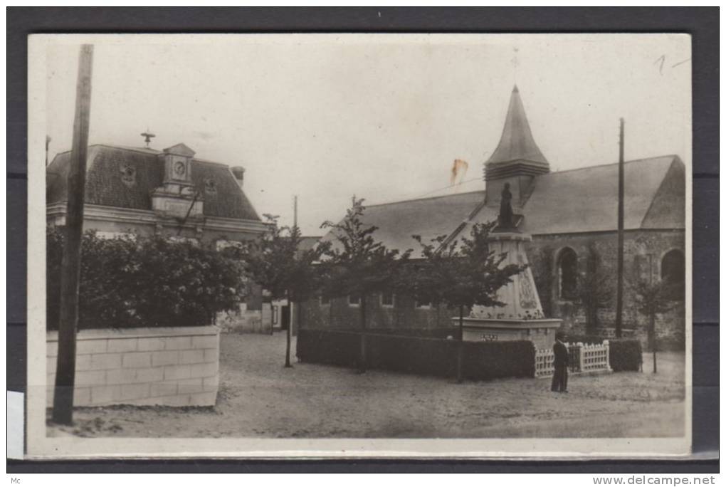 62 - Wissant - l'Eglise , la mairie et le monument aux Morts - Avec une faute " l'Eglite "
