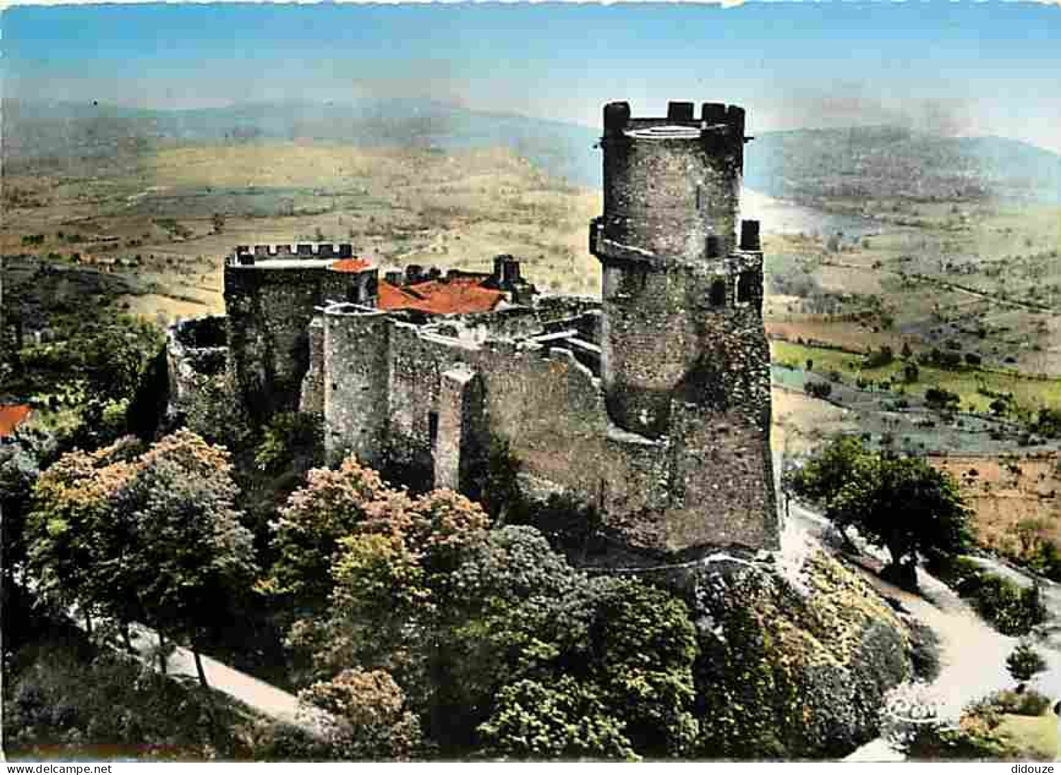 63 - Volvic - Le Château de Tournoel - Vue aérienne - CPM - Voir Scans Recto-Verso