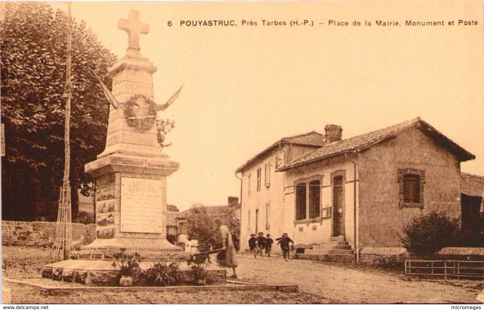 65 - POUYASTRUC, près Tarbes - Place de la Mairie - Monument et Poste
