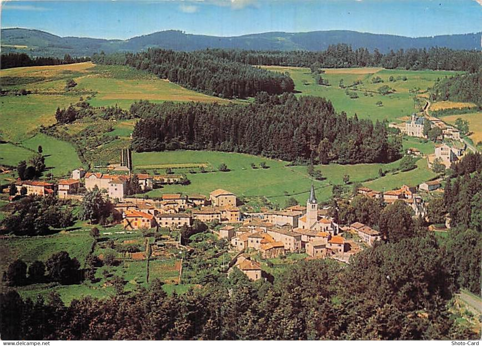 69 CLAVEISOLLES LE VILLAGE DANS SON CADRE BOISE