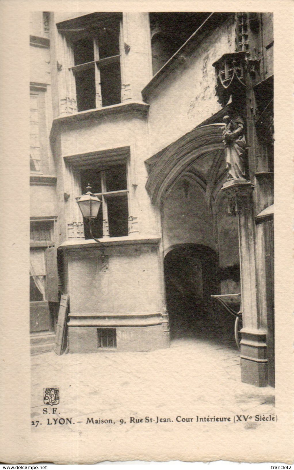 69. lyon. maison, 9 rue st jean. cour interieure