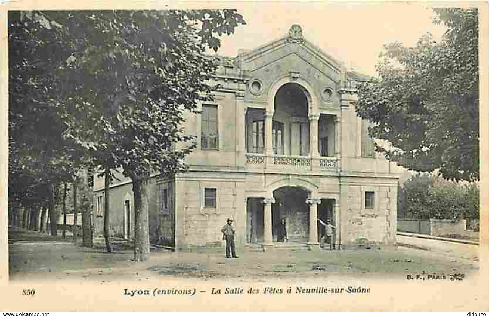 69 - Neuville sur Saone - La Salle des Fetes - Animée - CPA - Voir Scans Recto-Verso