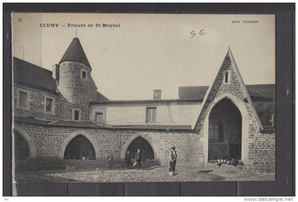 71 - Cluny - Prieuré de St-Mayeul - animée
