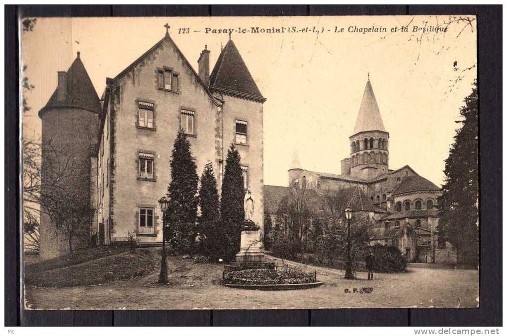 71 - Paray-le-Monial - Le Chapelain et la Basilique