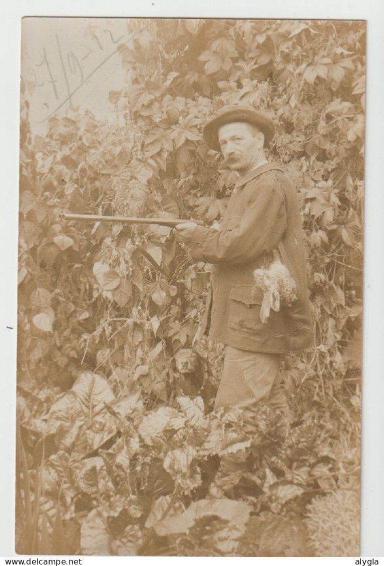 73  THOIRY - CPA PHOTO d'un chasseur avec son chien, cachet THOIRY 1912 au verso