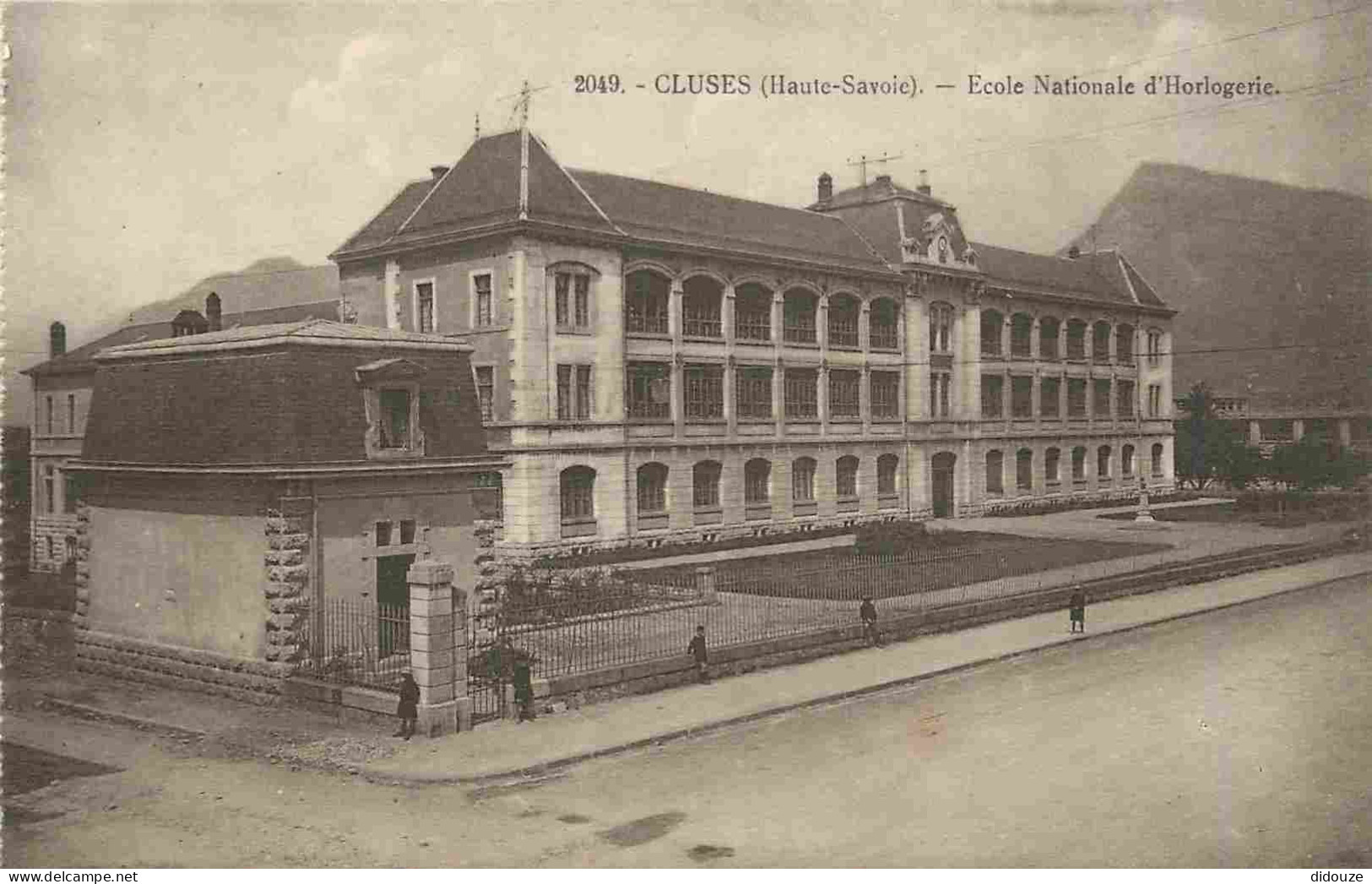 74 - Cluses - Ecole Nationale d'Horlogerie - Animée - CPA - Etat Carte provenant d'un Carnet - Voir Scans Recto-Verso