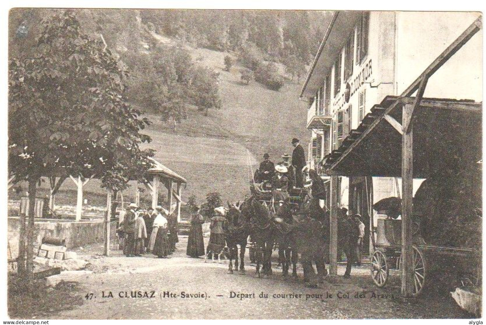74 - LA CLUSAZ - Départ du courrier pour le col des Aravis - CPA écrite en 1908
