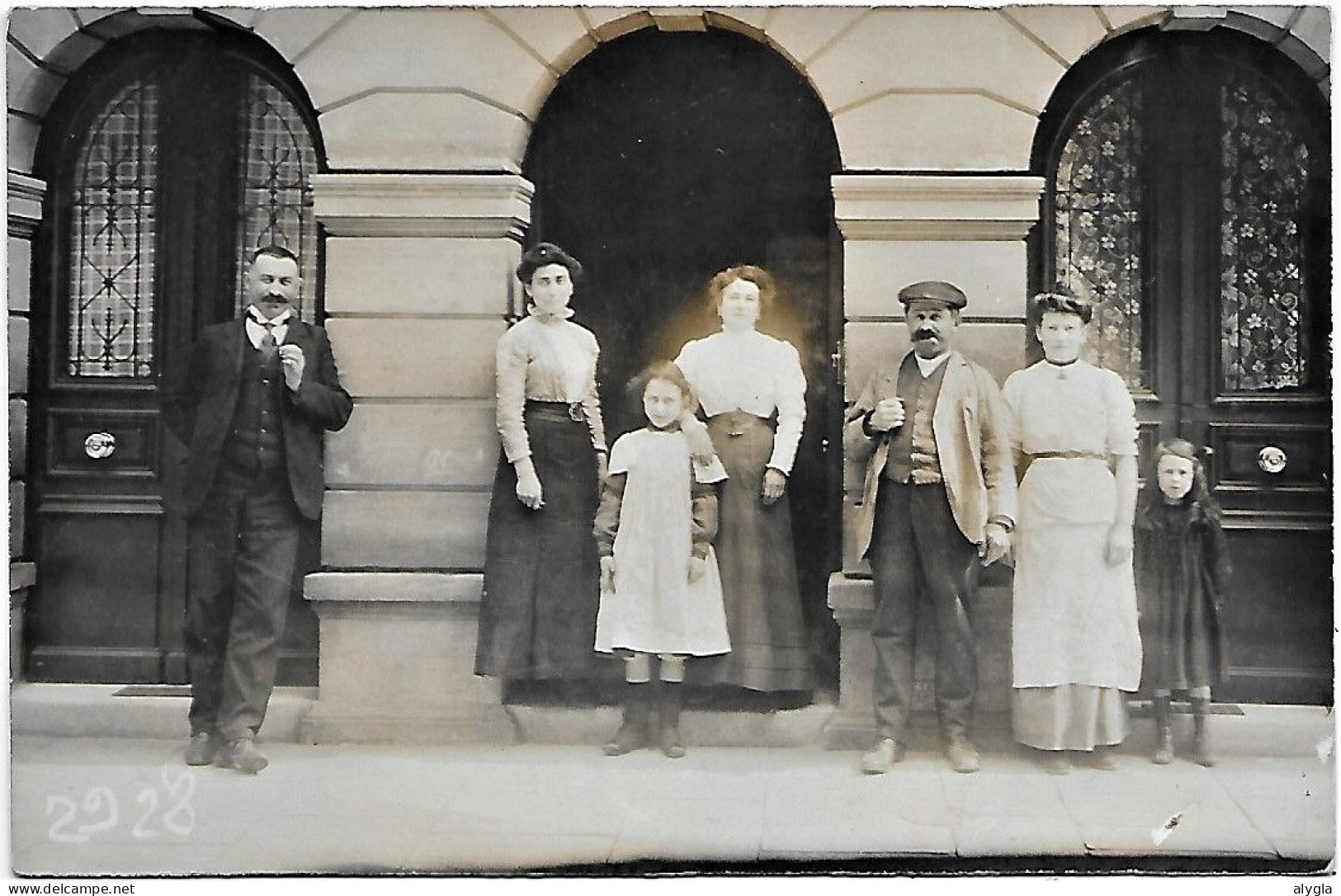 74 - Saint-Gervais-les-Bains - groupe de personnes devant la mairie - dos non écrit