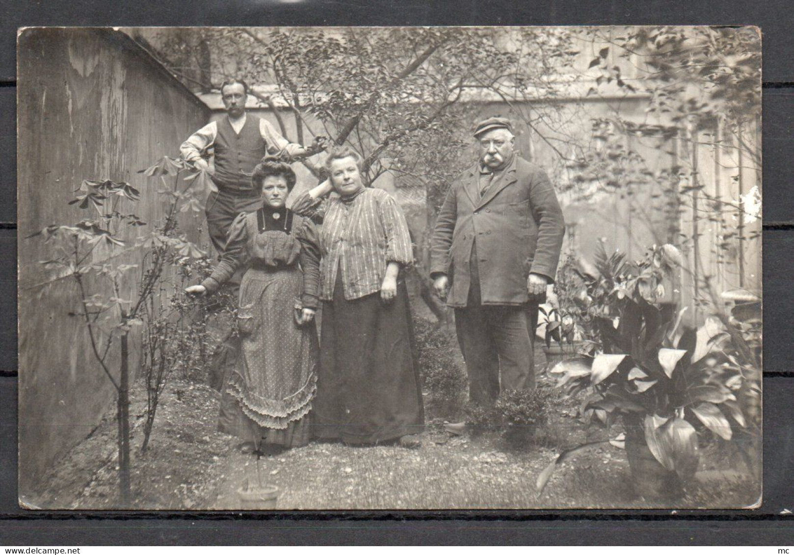 75 - Paris - Carte photo prise dans un jardin du 18 eme , a localisée ...