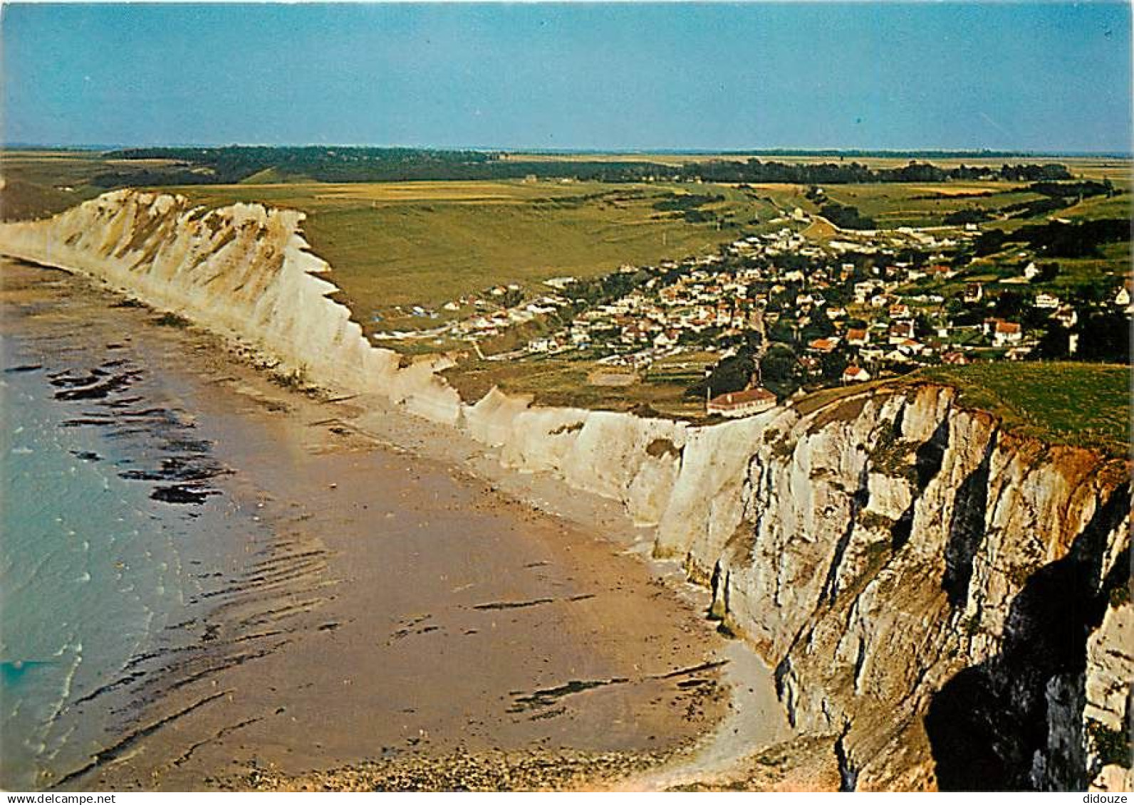 76 - Berneval sur Mer - La Plage et les Falaises - Vue aérienne - CPM - Voir Scans Recto-Verso