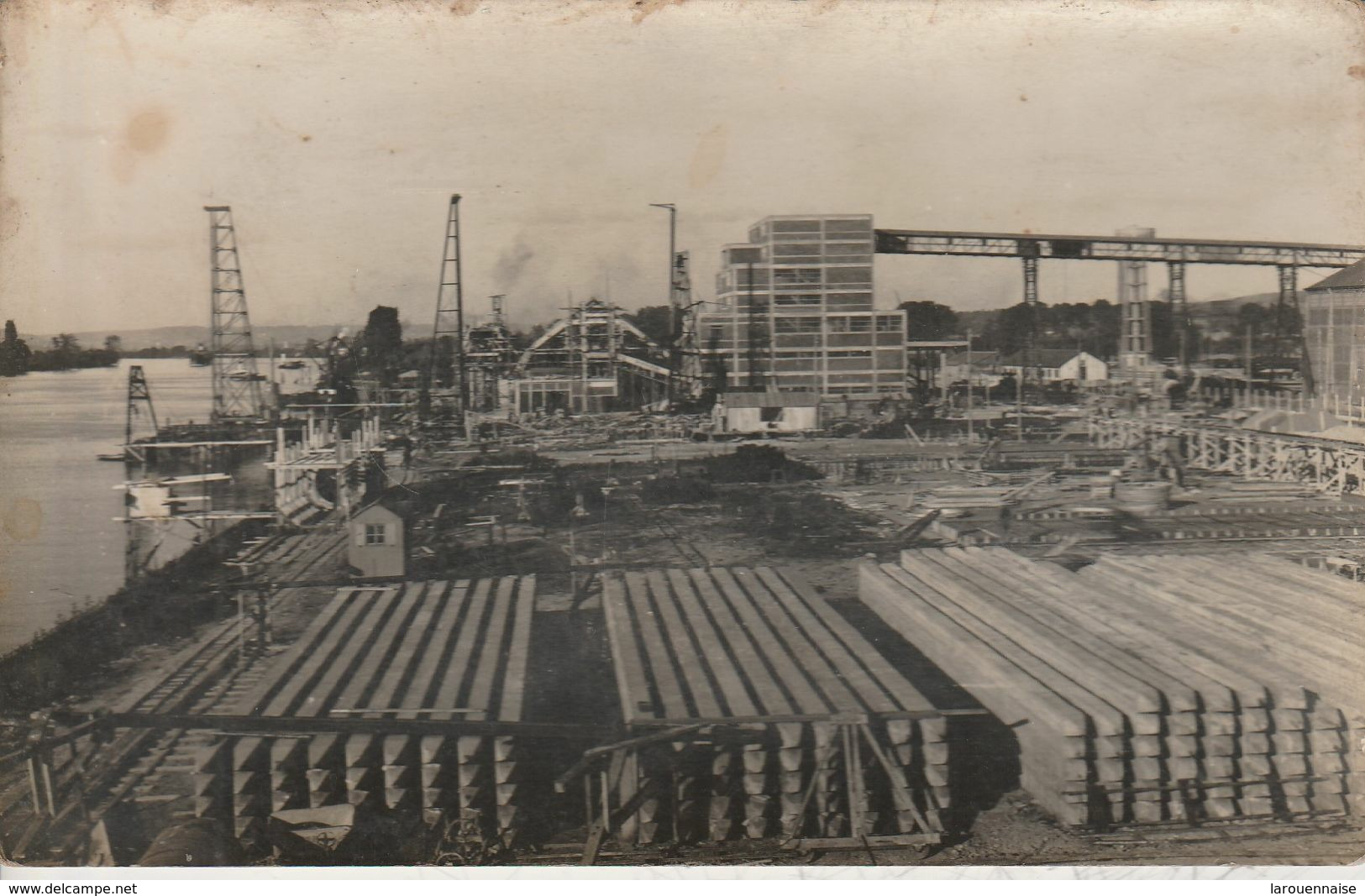76 - LE GRAND QUEVILLY - Appontement et usine (carte photo)