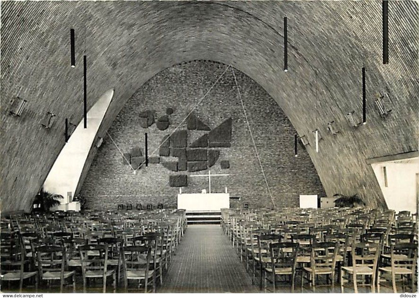 76 - Le Grand Quevilly - Eglise Sainte Bernadette - Mention Photographie véritable - CPSM grand format - Voir Scans Rect