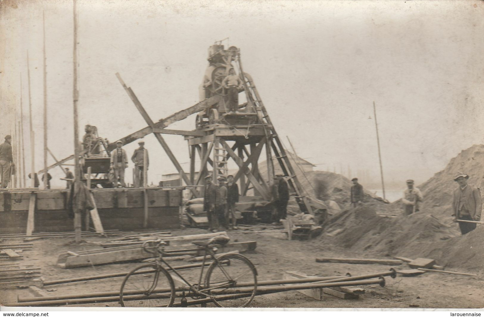 76 - LE GRAND QUEVILLY - Ouvriers de l' Usine (carte photo)