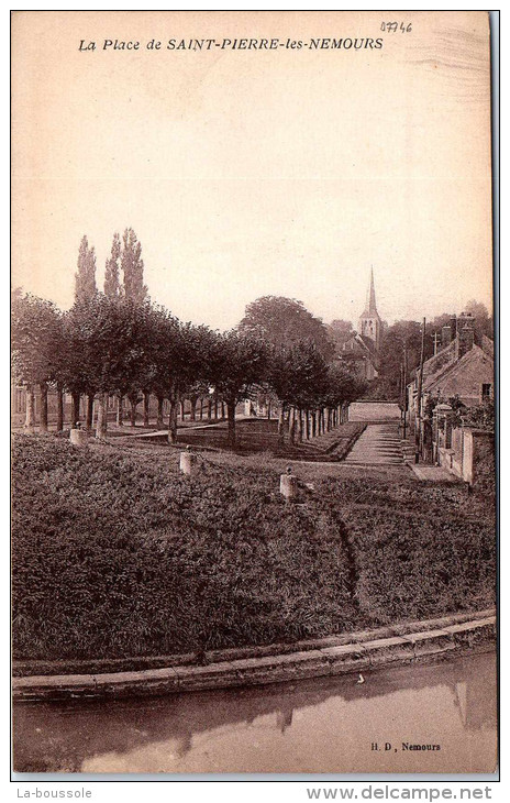 77 SAINT PIERRE LES NEMOURS - La place