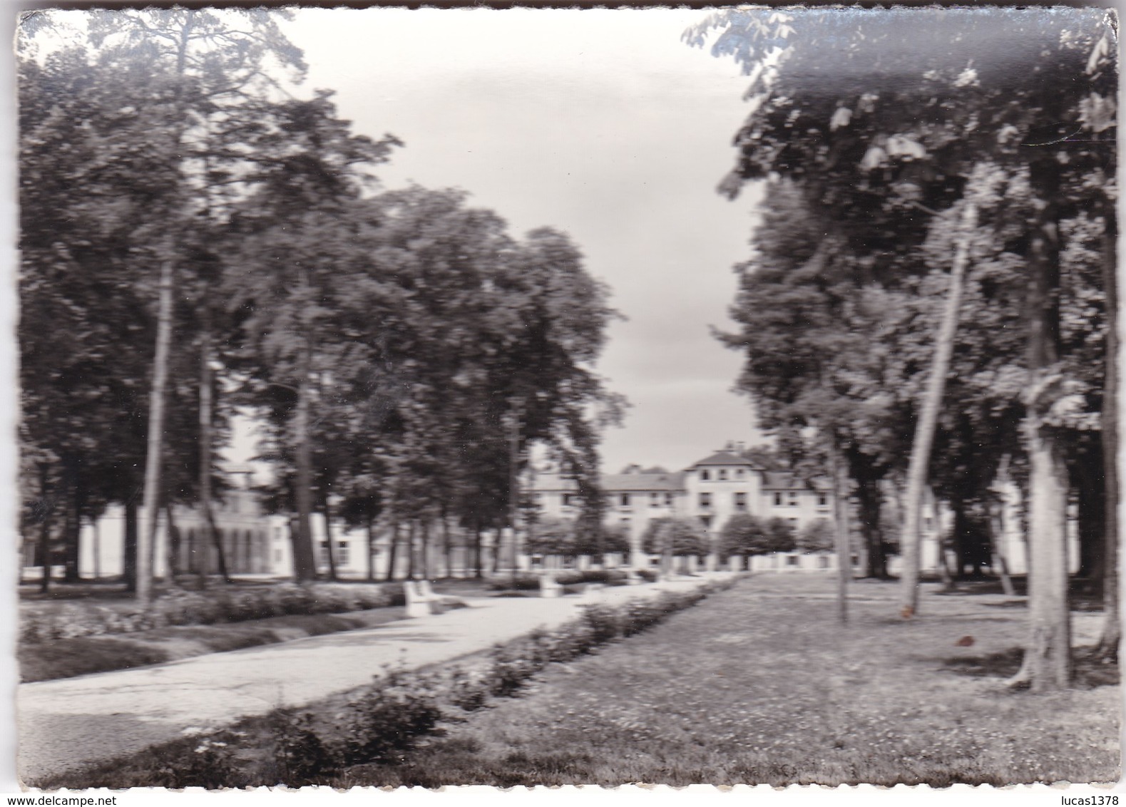 78 / Château de MAGNANVILLE. - Maison de Retraite. L'Avenue de Magnanville et le Pavillon Central. -