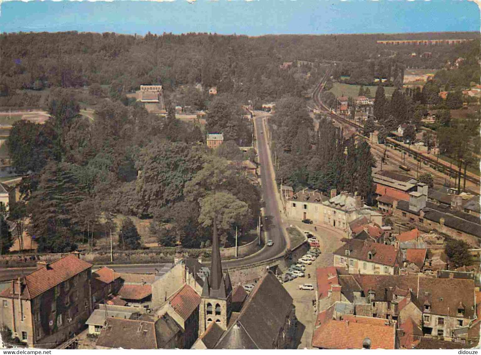 78 - Jouy en Josas - L'Eglise - Vue aérienne - Carte dentelée - CPM - Voir Scans Recto-Verso