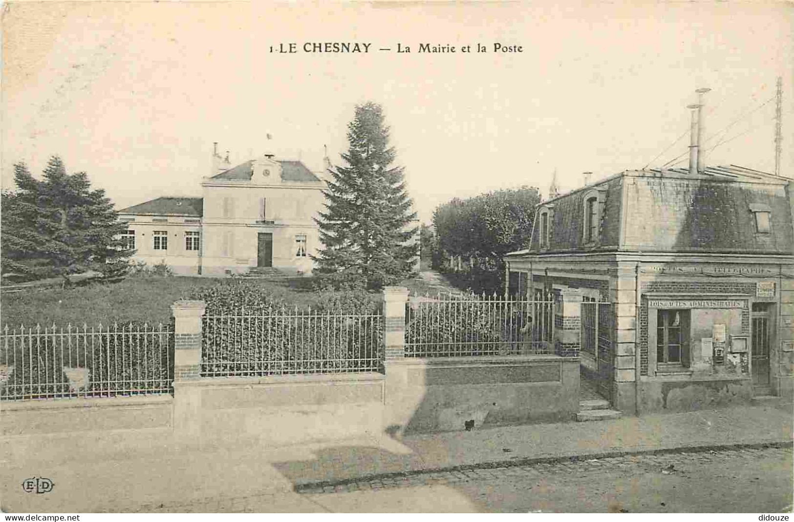 78 - Le Chesnay - La Mairie et la Poste - CPA - Voir Scans Recto-Verso