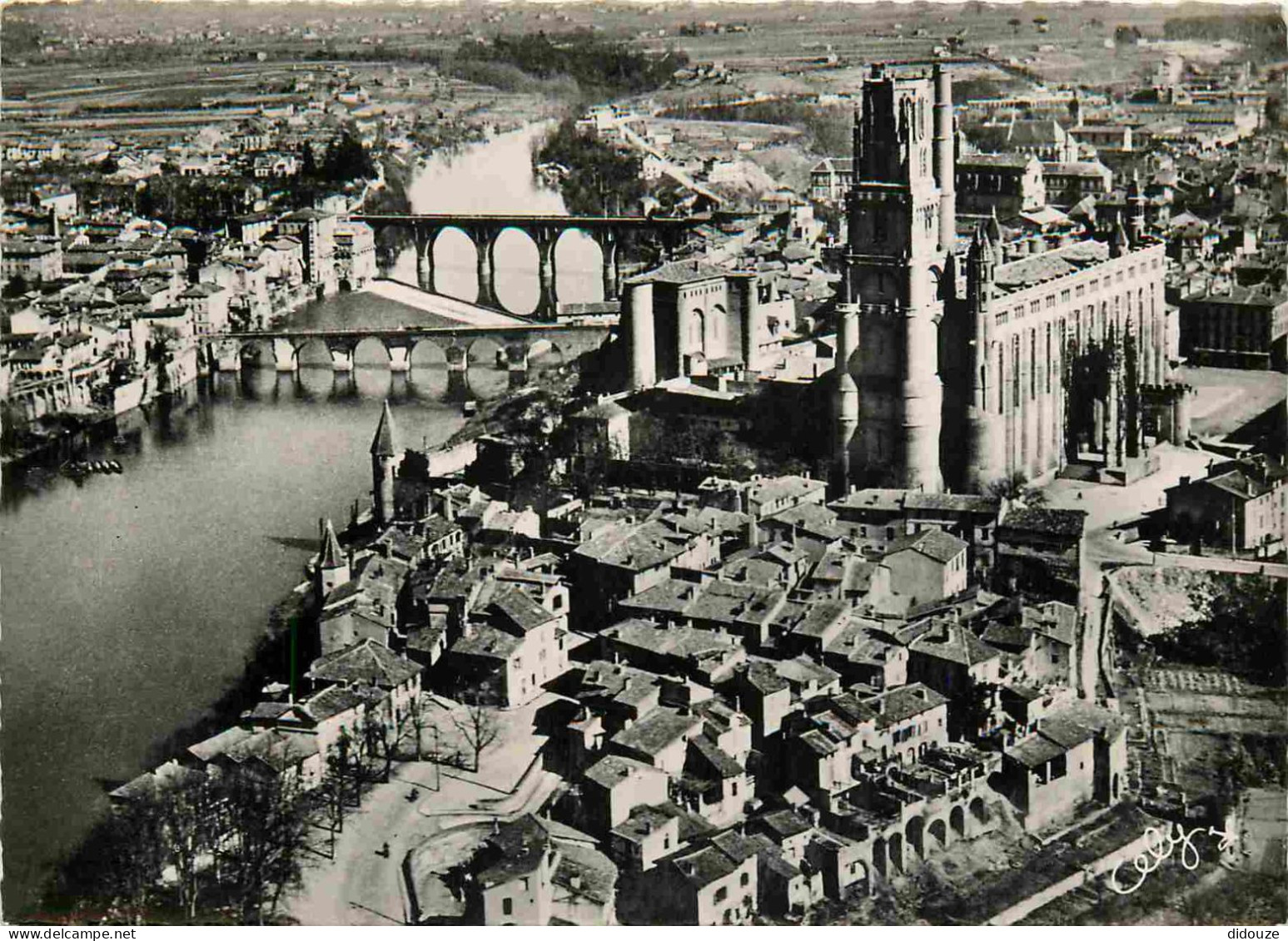 81 - Albi - Vue aérienne - Le Vieil Albi la Basilique Sainte-Cécile et les Ponts - Carte dentelée - CPSM grand format -