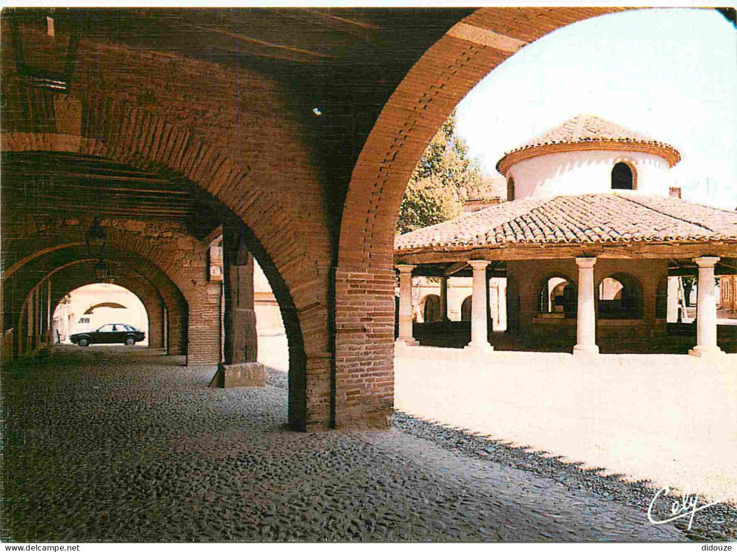 82 - Auvillar - Halle circulaire du 19e siècle - CPM - Voir Scans Recto-Verso