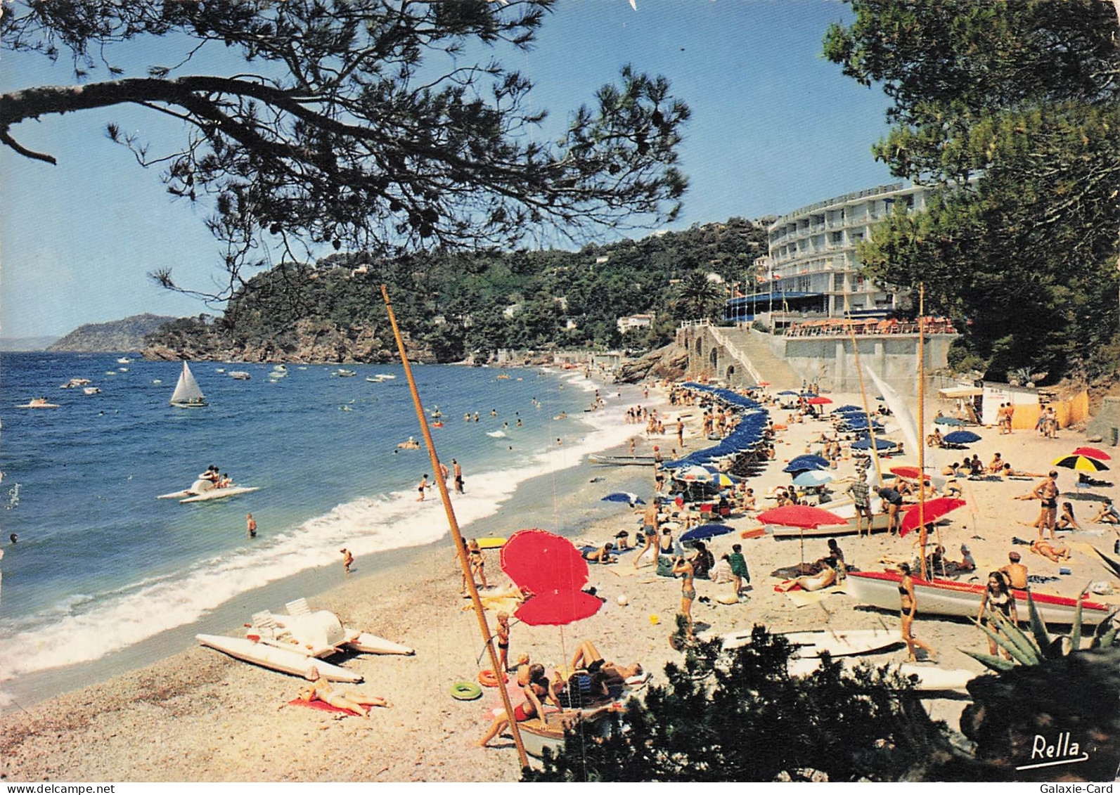 83 LE RAYOL CANADEL SUR MER LA PLAGE ET L HOTEL BAILLI DE SU