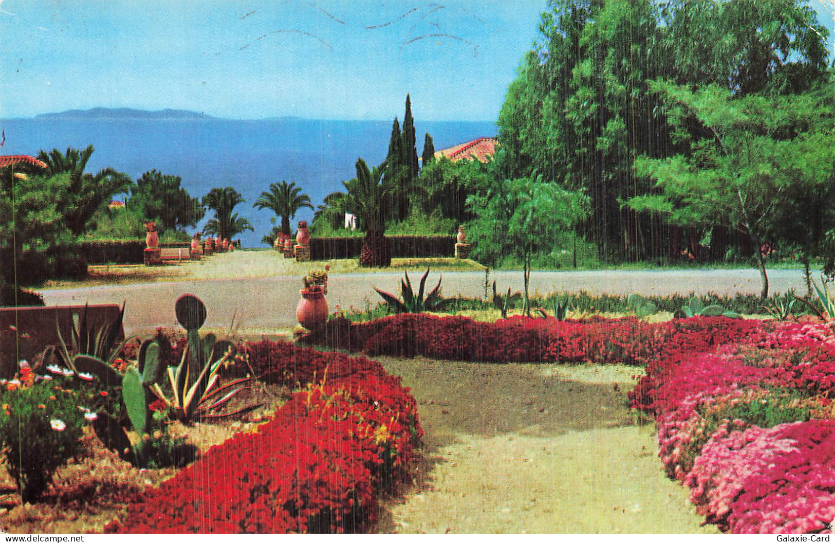 83 LE RAYOL CANADEL SUR MER LES JARDINS A THORIZON LES ILES