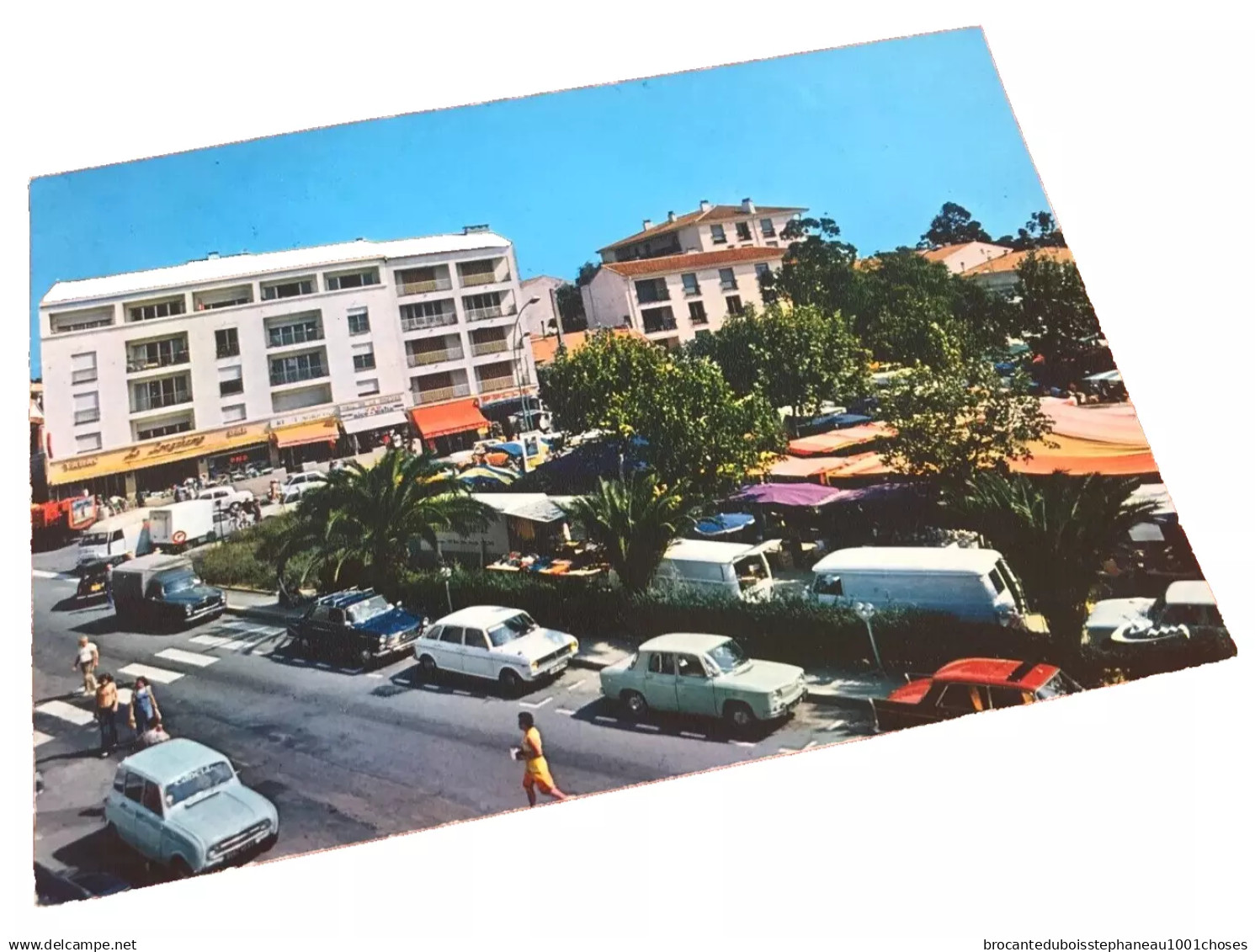 83 Saint-Aygulf  La place du marché