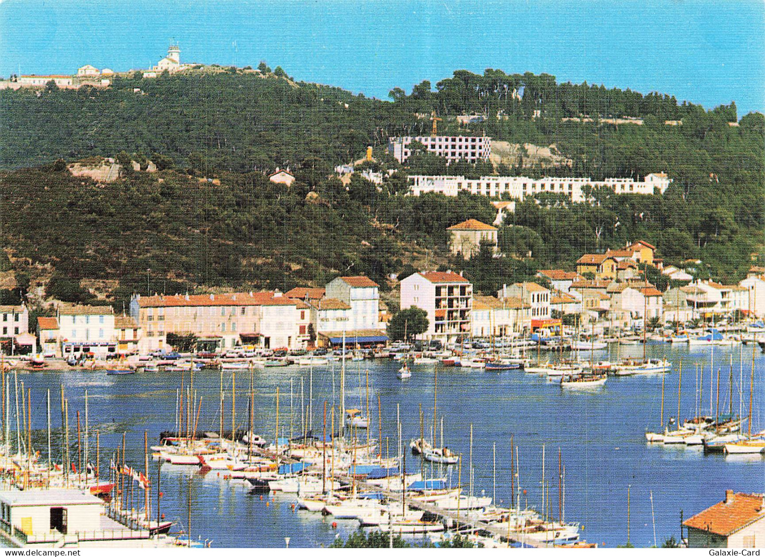 83 SAINT MANDRIER SUR MER BATEAUX A QUAI