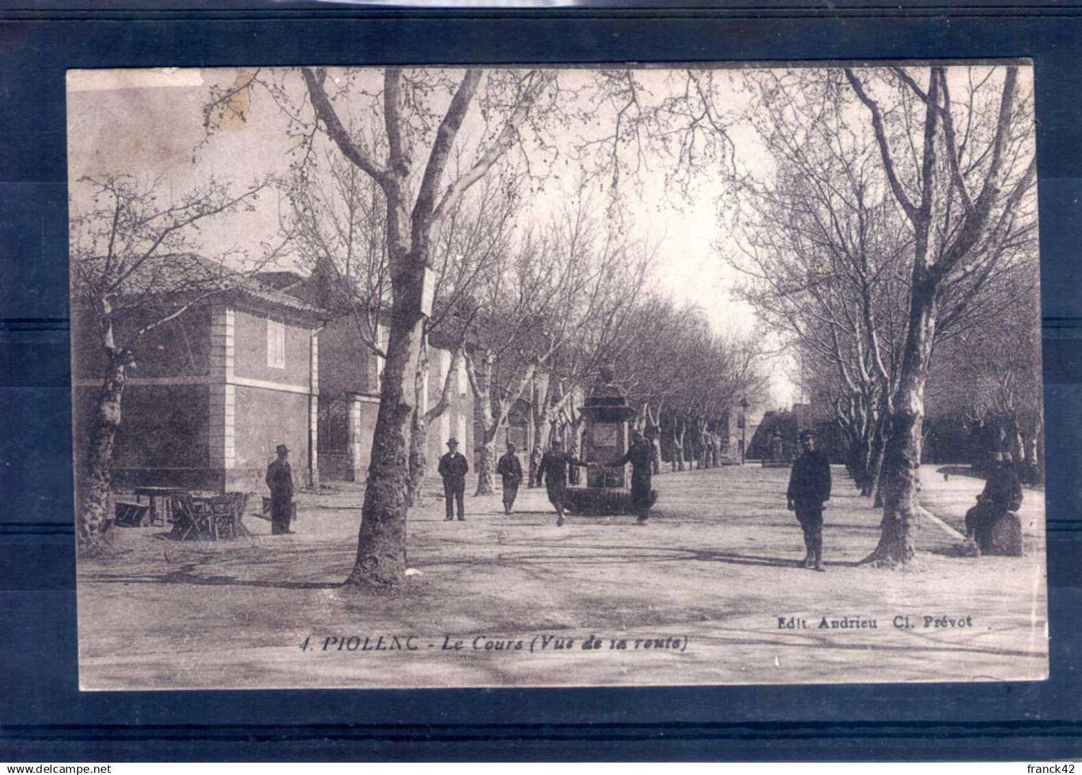 84. piolenc. le cours (vue de la route)
